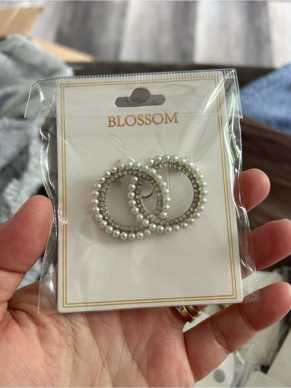 🔥$2 Blossom Pearl & Rhinestone Interlocking Hoop brooch - White
